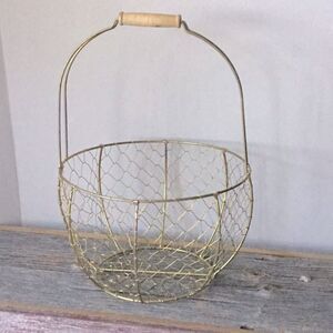 Farm house chicken wire basket with handle